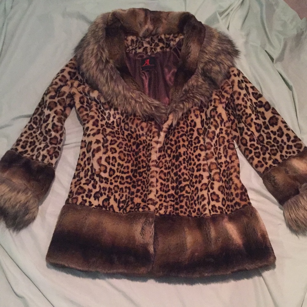 Leopard-print coat with faux-fur.